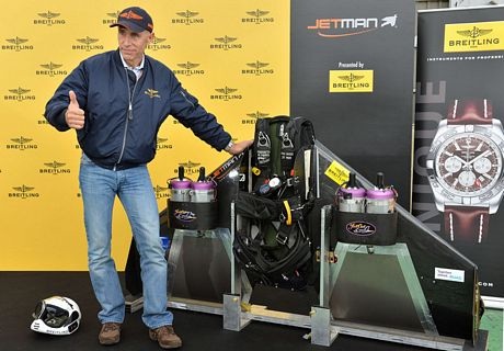 Bộ cánh được gắn 4 động cơ của ông Rossy.