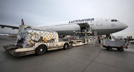 Các binh sĩ Mỹ đẩy một chiếc xe chở hàng cứu trợ được máy bay vận tải Mỹ đưa tới.