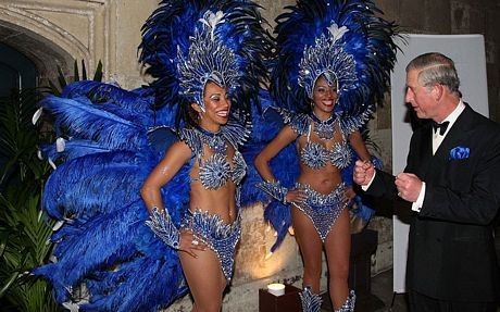 Thái tử Charles trò chuyện với các vũ công trong một sự kiện ở Anh năm 2007.