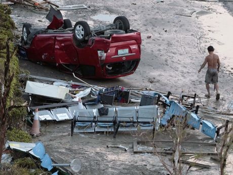 Một chiếc ô tô bị lật ngược trong siêu bão và giờ đây chỉ còn là đống sắt vụn.
