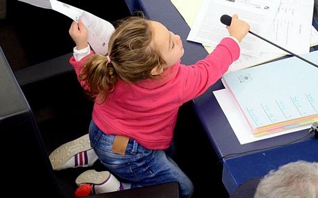 .... hay cố gắng cướp mic để tham gia thảo luận.