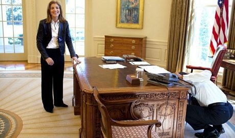 Bà Caroline và Tổng thống Obama tại Phòng Bầu dục ở Nhà Trắng năm 2009.