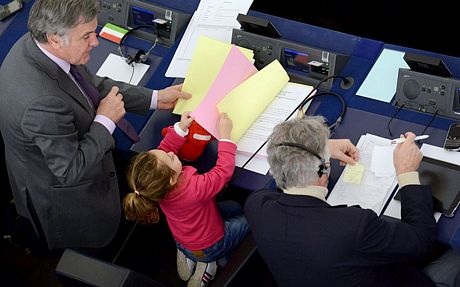 Thậm chí, Vittoria còn làm quen với các đồng nghiệp của mẹ...