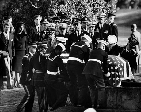 Biển người đưa tiễn John F Kennedy nửa thế kỷ trước