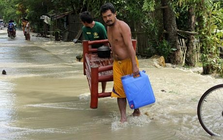 Một người đàn ông viết thông điệp kêu gọi trợ giúp lương thực tại bến cảng ở thành phố Tacloban.