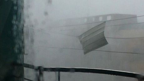 Ảnh bão Haiyan tàn phá miền trung Philippines - 13 Gió bão thổi bay một tấm tôn.