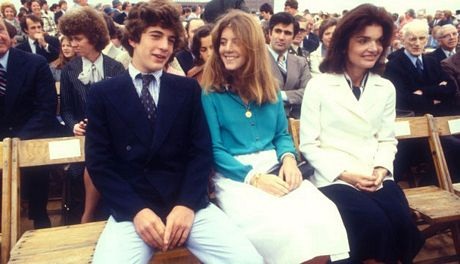 Caroline ngồi cùng mẹ và em trai trong một bức ảnh năm chụp năm 1977.