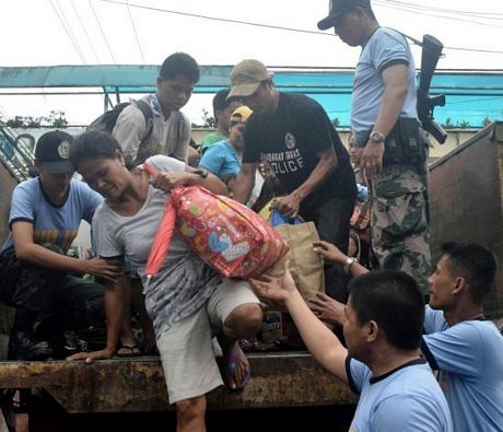 Ảnh bão Haiyan tàn phá miền trung Philippines - 17 Người dân tại thành phố Legazpi tại tỉnh Albay đi sơ tán hôm 7/11.