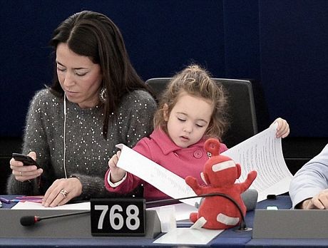 ... và xem tài liệu của mẹ.