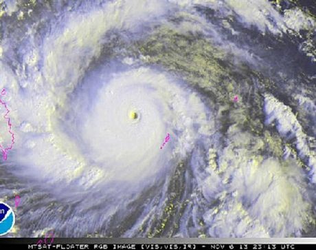 Ảnh bão Haiyan tàn phá miền trung Philippines - 1 Mắt bão Haiyan trong một bức ảnh chụp từ vệ tinh.