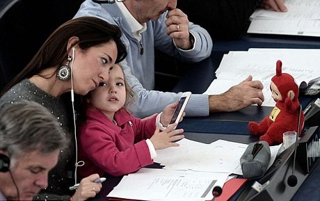 Vittoria nghịch điện thoại...