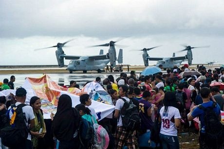 Các trực thăng Osprey của Mỹ được sử dụng để sơ tán người dân.