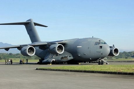 Các binh sĩ Mỹ đẩy một chiếc xe chở hàng cứu trợ được máy bay vận tải Mỹ đưa tới.