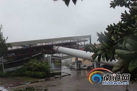 Một biển quảng cáo lớn bị gió bão quật đổ tại thành phố Tam Á trên đảo Hải Nam ngày 10/11.