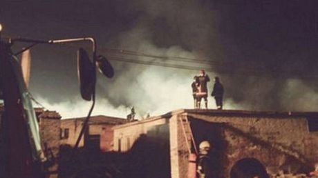 Khói đen ngùn ngụt bốc lên từ nhà kho bị cháy.