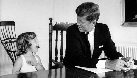  Trước khi sinh Caroline, bà từng mang thai một bé gái nhưng đứa trẻ chết do sinh non.