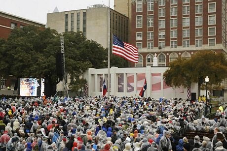 Người Mỹ đội mưa tưởng niệm 50 năm Kennedy bị ám sát - 3 Đây là lần đầu tiên Dallas tổ chức một lễ tưởng niệm lớn tưởng nhớ Kennedy.