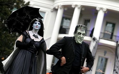 Một nữ nghệ sĩ đứng trong quả bóng khổng lồ biểu diễn phục vụ trẻ em.