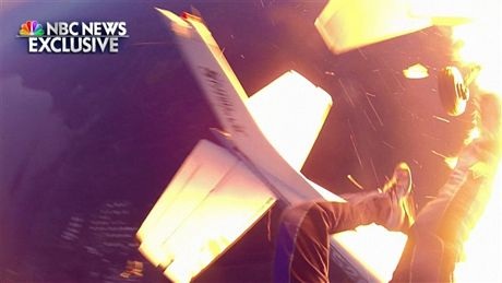 2 máy bay đâm nhau trên không, 11 người sống sót kỳ diệu - 4 Những người trên máy bay đã vội vàng nhảy dù sau vụ va chạm.