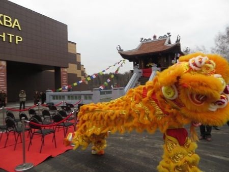 Màn múa sư tử trước khi khai trương Chùa.