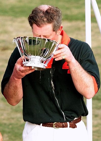 Thái tử Charles trò chuyện với các vũ công trong một sự kiện ở Anh năm 2007.