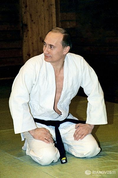 Tổng thống Putin mạnh mẽ trên võ đài - 5 Trong ảnh ông Putin đang tập judo tại dinh tổng thống ở Novo-Ogaryovo tháng 5/2002.