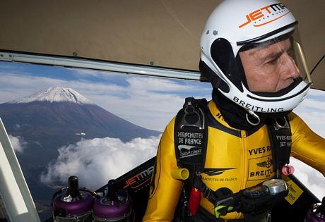 Người bay chinh phục núi Phú Sĩ bằng bộ cánh tự chế