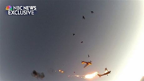 2 máy bay đâm nhau trên không, 11 người sống sót kỳ diệu - 2 Những người trên máy bay đã vội vàng nhảy dù sau vụ va chạm.