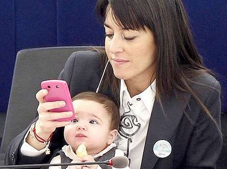 Vittoria dán mắt vào điện thoại của mẹ.