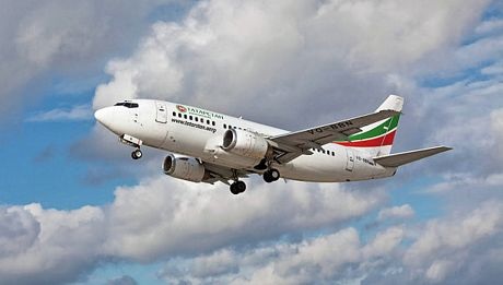 Máy bay Boeing 737 vỡ vụn tại hiện trường vụ tai nạn - 8 Một chiếc Boeing 737 của hãng hàng không Tatarstan, tương tự như chiếc gặp nạn hôm qua.