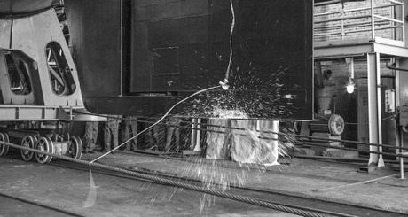 Tàu ngầm Hà Nội chính thức hạ thủy theo nghi thức truyền thống.