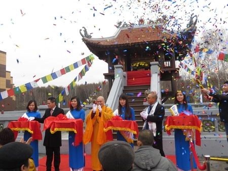 Màn múa sư tử trước khi khai trương Chùa.