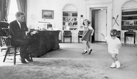 Caroline và bố trong một bức ảnh chụp năm 1960.