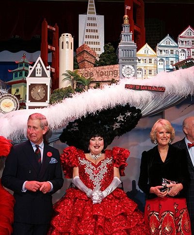 Thái tử Charles trò chuyện với các vũ công trong một sự kiện ở Anh năm 2007.