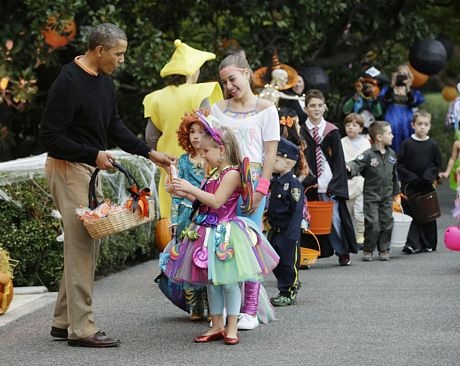 Những quả bí ngô được khoét ruột và trạm khắc để xếp thành chữ Happy Halloween.