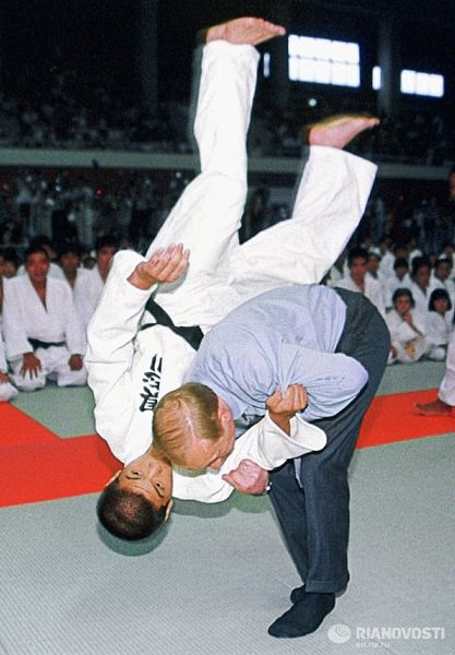 Tổng thống Putin mạnh mẽ trên võ đài - 7 Vào tháng 12/2012, Tổng thống Putin được phong đai bát đẳng judo.