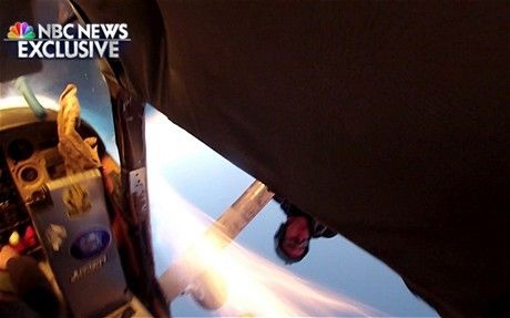 2 máy bay đâm nhau trên không, 11 người sống sót kỳ diệu - 3 Những người trên máy bay đã vội vàng nhảy dù sau vụ va chạm.