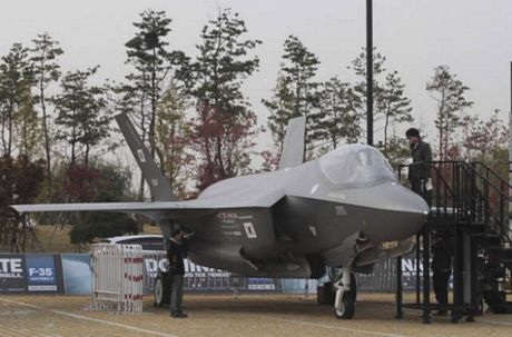 Máy bay chiến đấu F-35 của hãng Lockheed Martin (Mỹ) cũng có mặt tại khu vực trưng bày.