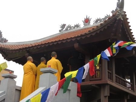 Các nhà sư làm lễ cho Chùa.