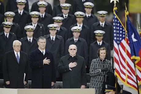Người Mỹ đội mưa tưởng niệm 50 năm Kennedy bị ám sát - 2 Người Mỹ đội mưa tưởng niệm 50 năm Kennedy bị ám sát