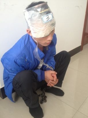 Trung Quốc: Tranh cãi chuyện cảnh sát dùng băng dính quấn đầu nghi phạm - 6 An Bình