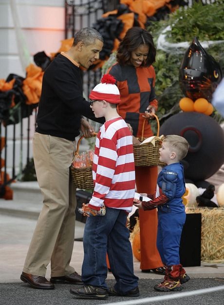 Hôm qua, vợ chồng Tổng thống Mỹ Barack Obama cũng tiến hành phát kẹo cho các em nhỏ.