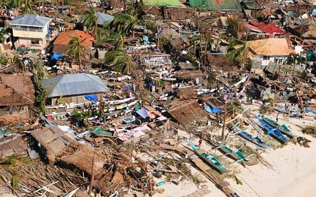 Người dân địa phương đang khẩn trương dọn dẹp hậu quả của bão Haiyan.