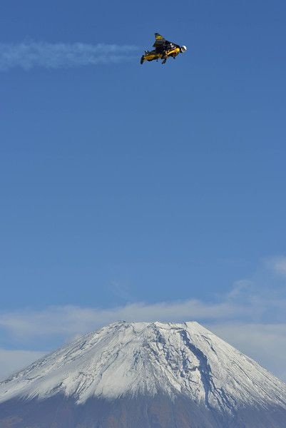 Người bay chinh phục núi Phú Sĩ bằng bộ cánh tự chế