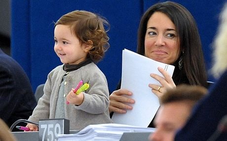 Vittoria dán mắt vào điện thoại của mẹ.