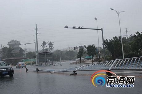 Rào chắn trên đường cũng bị quật đổ.