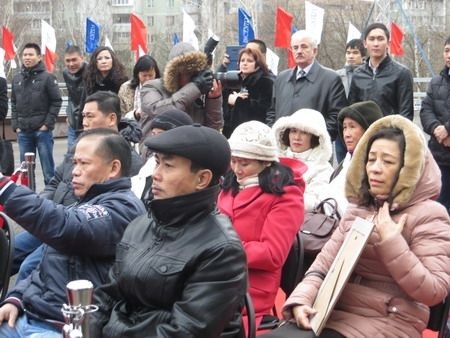 Các Phật tử bày tỏ lòng thành kính.