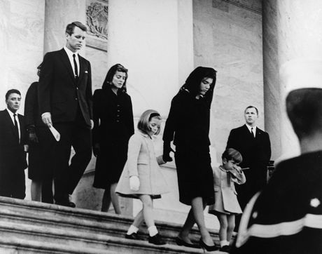 Caroline ngả đầu vào cha trong kỳ nghỉ của gia đình tháng 8/1963. 