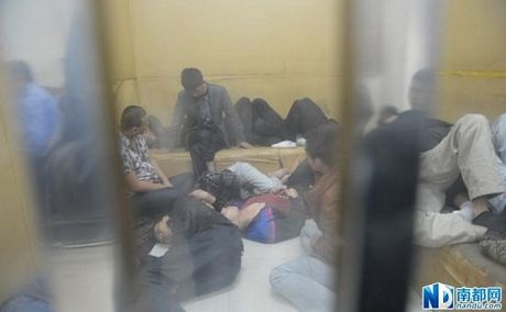 Trung Quốc: Tranh cãi chuyện cảnh sát dùng băng dính quấn đầu nghi phạm - 1 Các nghi phạm bị giam giữ trong căn phòng chật hẹp.