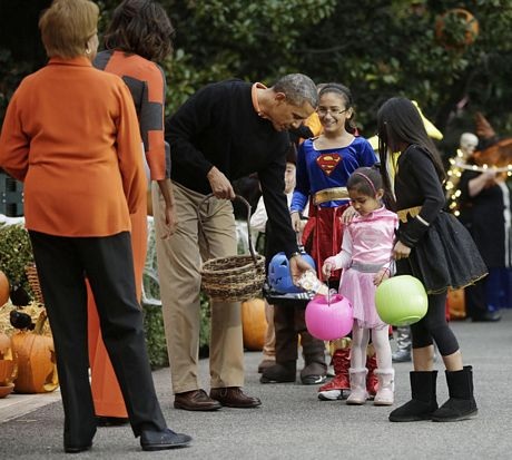 Hôm qua, vợ chồng Tổng thống Mỹ Barack Obama cũng tiến hành phát kẹo cho các em nhỏ.
